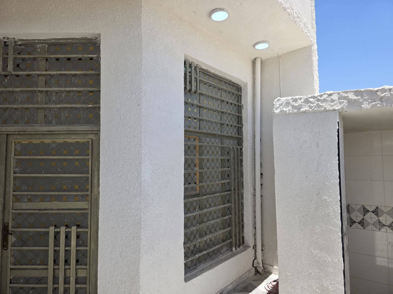 بيت للبيع مساحة 100 متر مسجل بالبلديه 
كوت حي الحكيم شارع ضافر زرزور يبعد عن الشارع 300 متر بناء البيت طابوك يحتوي على غرفه وصاله ومطبخ واستقبال السعر 36 قابل للتفاوض

للاستفسار ***********
