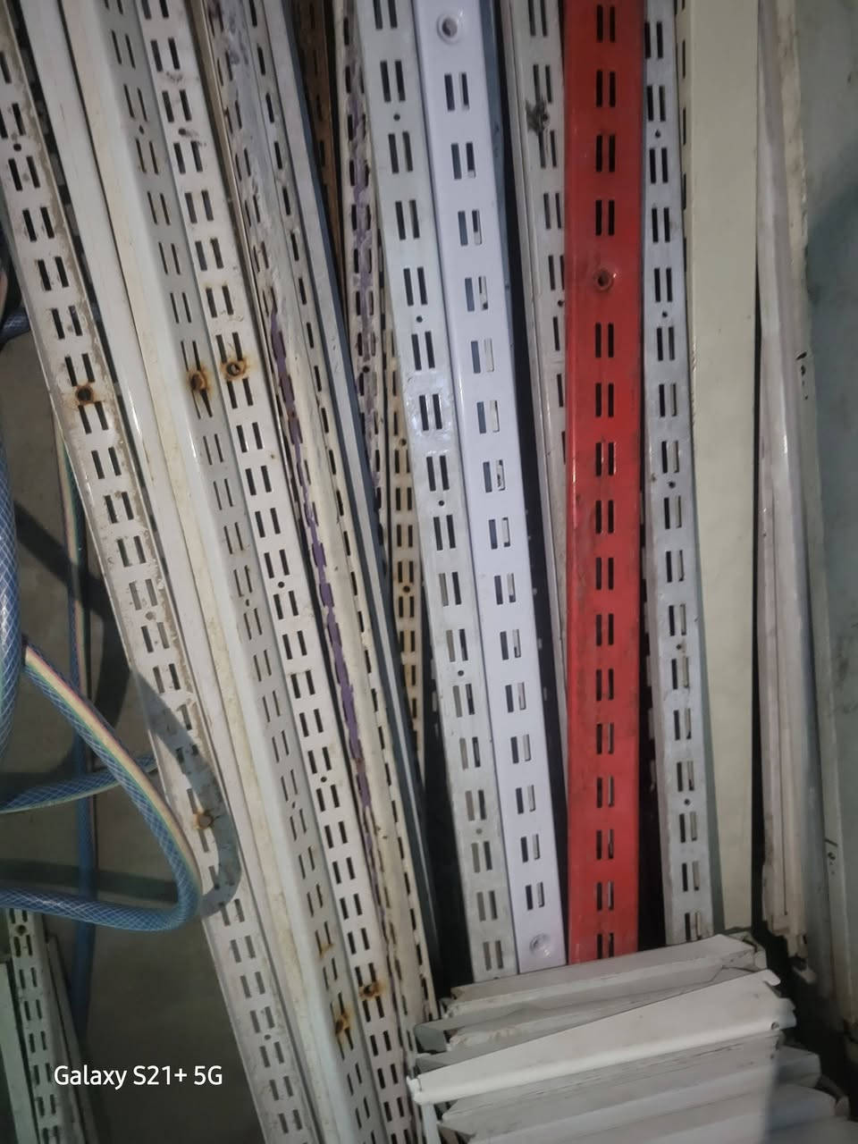 سلام عليكم رفوف للبيع العدد ١٠٠ رف مع سجج وحمالات مكاني بغداد الإسكان السعر عل خاص او اتصل ***********
