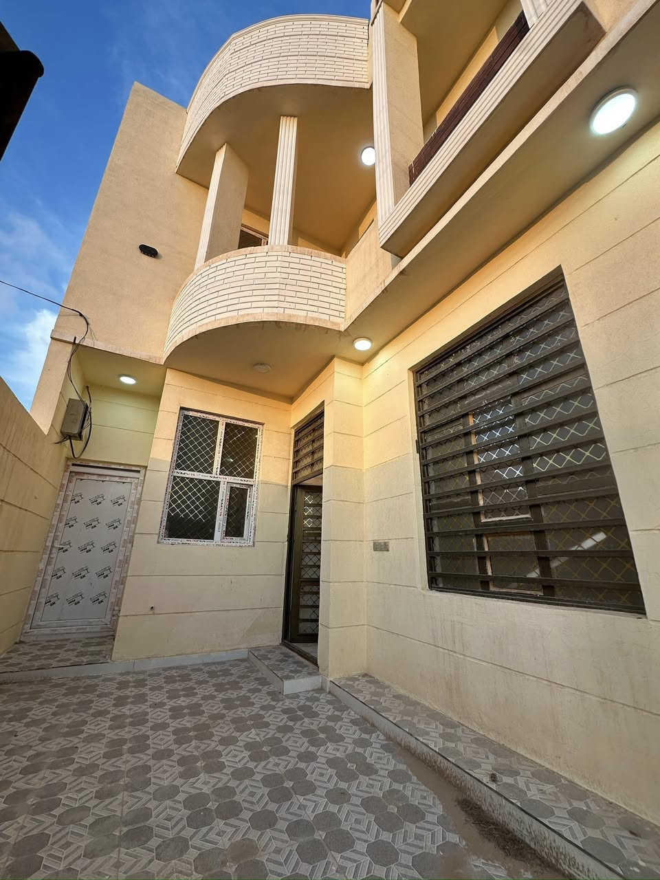 دار للبيع ركن( ديوم منطقة ١٦٠٠٠ الف   ) 
مساحة /100 متر  ركن 
وجه  /10  متر 
نزال /10 متر 
شارع ١٥ متر
قريب كلش من الفلكة 
3 غرف نوم 
مطبخ معزول +هول + استقبال 
صحيات عدد٢ 

***********
