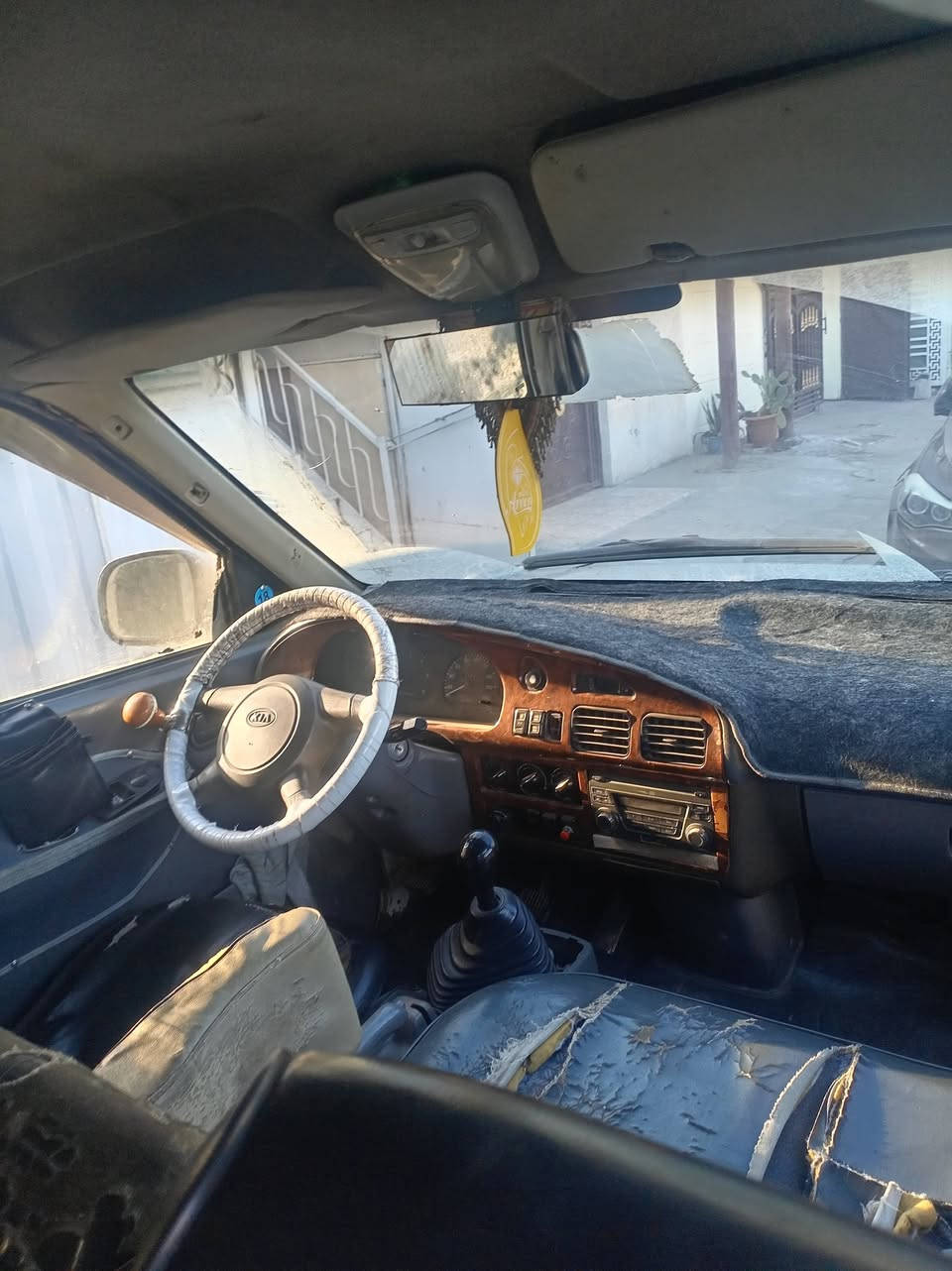 السلام عليكم سياره بريجو موديل ٢٠٠٠ شواصي واحد معمر والاخر لا سياره حلوه كير محرك اشويه بيه بخار قليل جدا اكسل صدر ممتاز كهربائيات شغاله كله السياره حلوه وجاهزه من كلشي مصبوغه حزام وبيه بلباب السلاليت معجون قليل وبلصفحه الطويله هم بيه معجون السعر قفله ٦٨ ورقه وحلو وجهازه سنويه ٢٨ يله تنتهي رقمه واسط با سم ولد بصويره اوجهك وياه الاتصال ***********  مكاني بغداد حي الجهاد الاطباء
