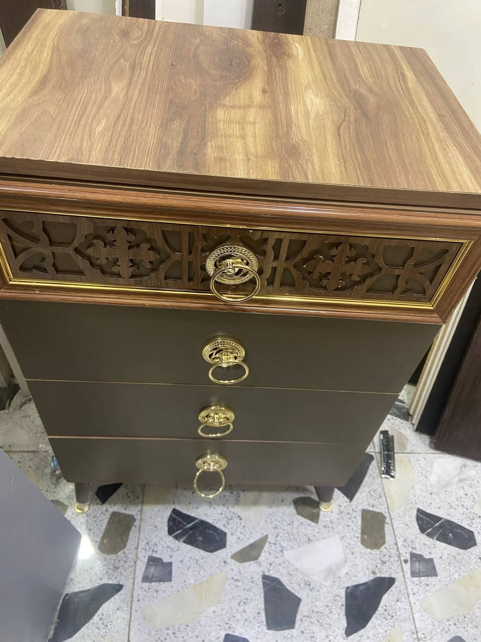 السلام عليكم غرف نوم كامله بسعر مناسب وغراض مستخدمه الرقم ***********المكان تكريت حي العصري نهايت شارع البلديه يم أسواق البركه كلمن وسعره يوجد خدمت توصيل
