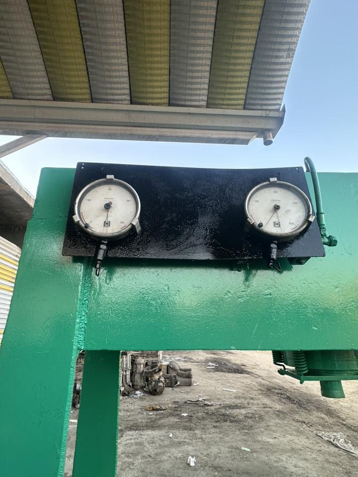 بريس كهرباءي صنع الماني يضغط 550  طن  العنوان صناعي نجف الشرف سعر 9 مليون   ***********
