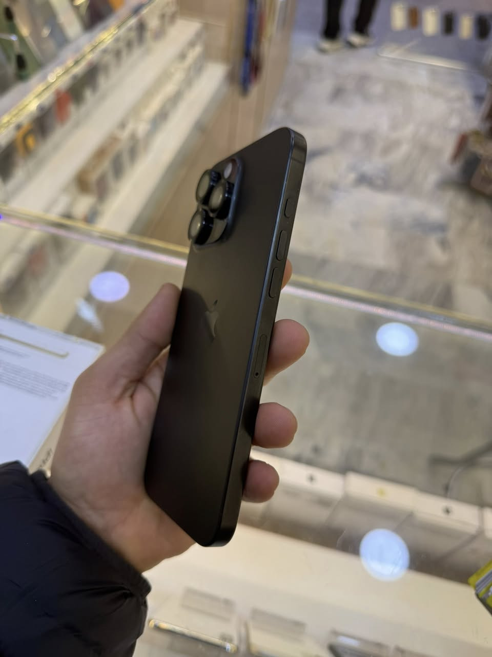 ايفون 16 برو ماكس الذاكرة 256 البطارية 100 الضمان ماستر داخل الضمان الجهاز بعدة فول نضافة لوك زلغ مابيه كامل ملحقاتة باكيت وكيبل الجهاز جديد بمعنى الكلمة 
للبيع السعر مليون و380  مكاني بغداد السيدية الشارع التجاري
للتواصل على الرقم ***********
