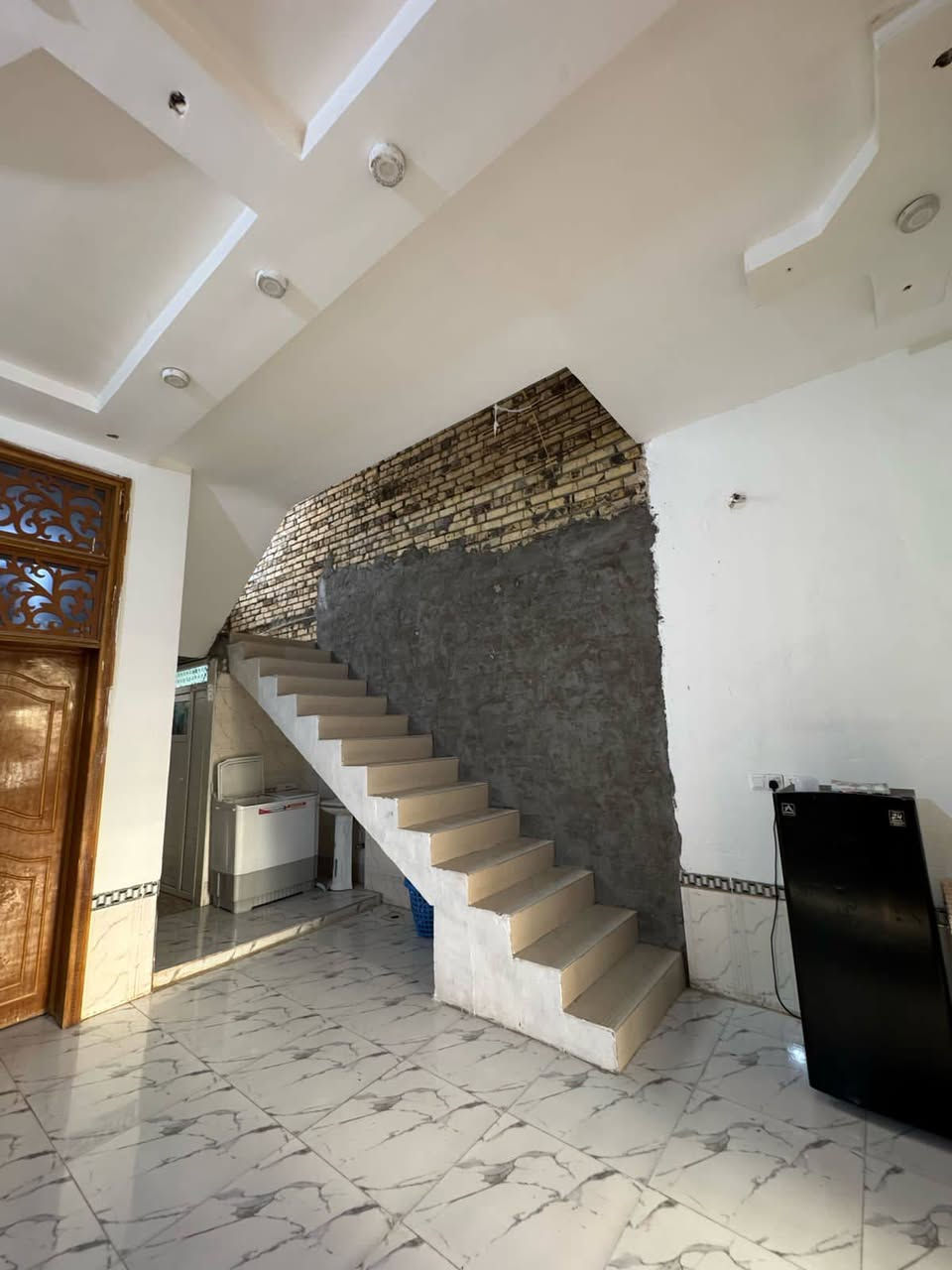 السلام عليكم بيت بأم الهوى الجديدة بشارع عمارة chf المساحة 125م ارتفاع البيت من الداخل ثلاث امتار و سبعين سانتيم تصميم طابقين بس الاول كامل (ما متواجد على الفيس)  *********** لاستفسار موجود واتساب
