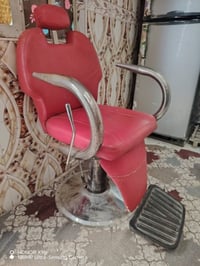 كرسي حلاقه نضيف سعر 70 الاستفسار عله هاذه الرقم 07827512653بل قاسم