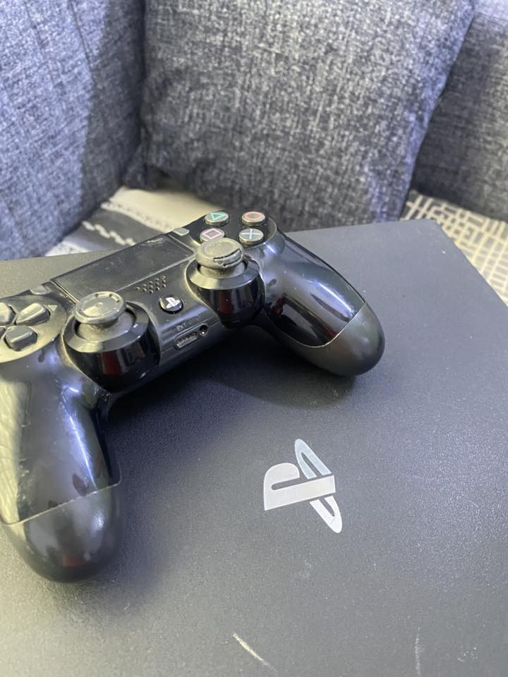 بلي 4 برو
كامل الملحقات
ذاكرة 1 تيرا
جهاز نظيف
مع الجويستك الاصلي و قرصين
God of war 3
Call of duty modern warfare
للإستفسار 
***********
