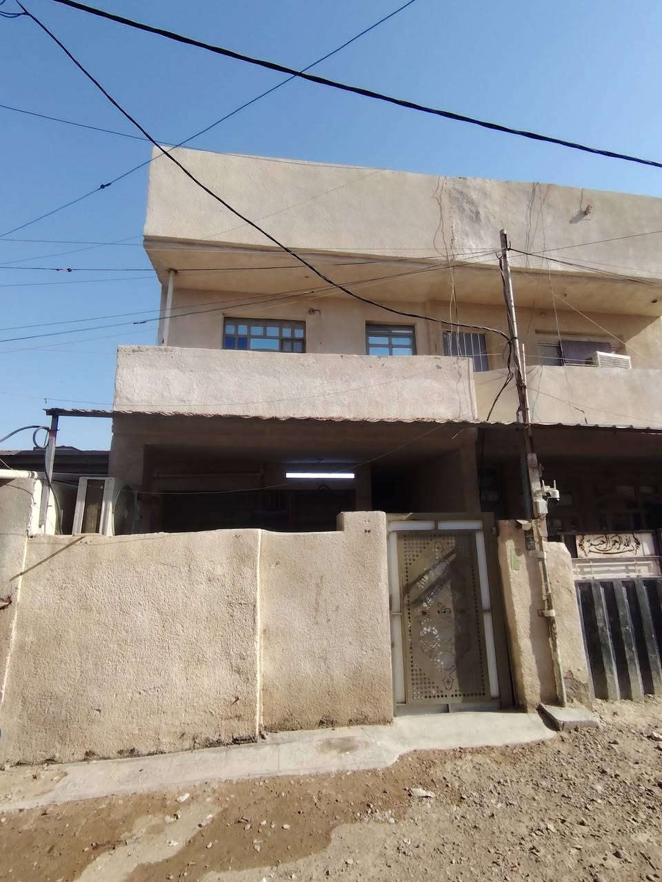 بيت للبيع مساحة 100  5×20
صاير البيت على شارعين 

يتكون البيت من استقبال وحولي ومطبخ وغرفتين نوم 

العنوان منطقة المراسمة بنص سوك بفرع الدكتور عادل مقابيل اسواق حماده
الاستفسار :***********
