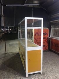 فاترينة للبيع نضيفة  سعرها 250 مكانها الشعب  07711841726