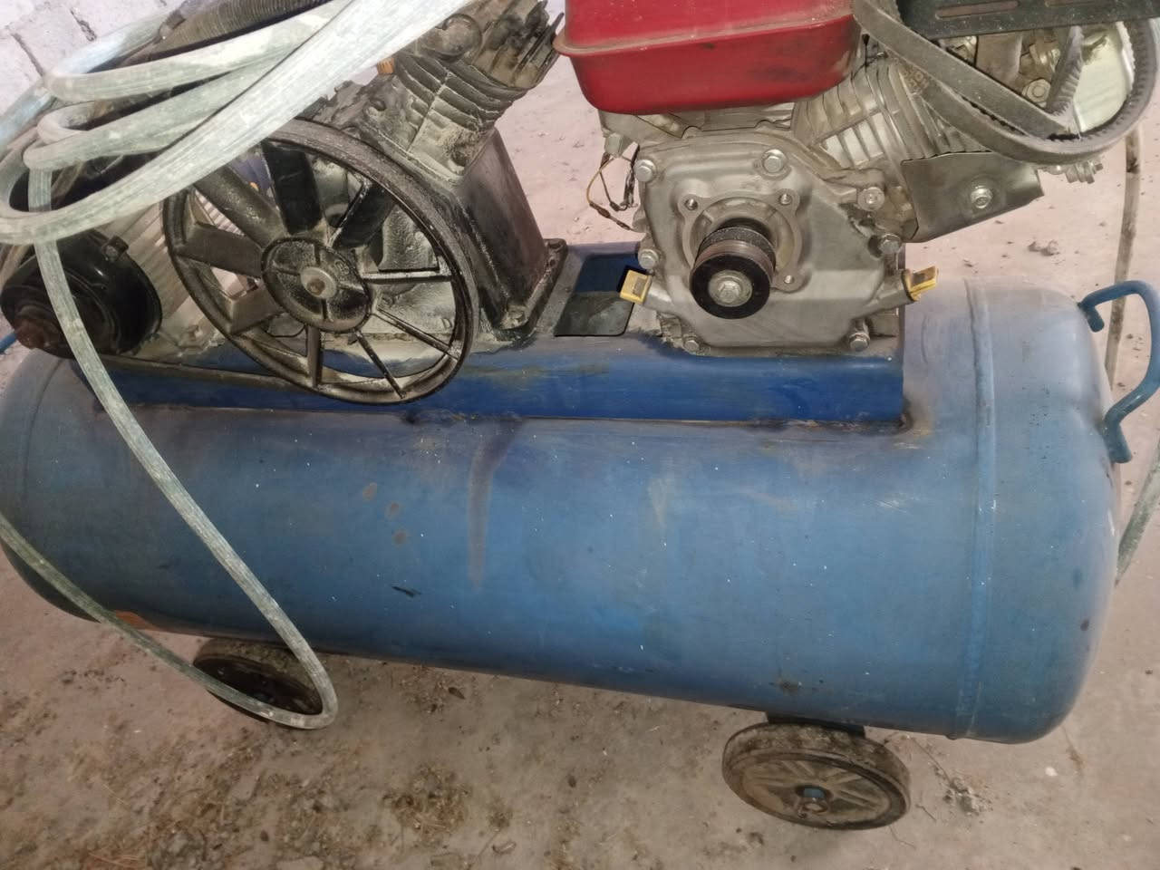 السلام عليكم كمبريسر للبيع حجم 250 لتر شغال بالشرط بعدو شركه يشتغل كهرباء وبانزين للبيع السعر 500 مكاني صلاح الدين رقم الهاتف ***********
