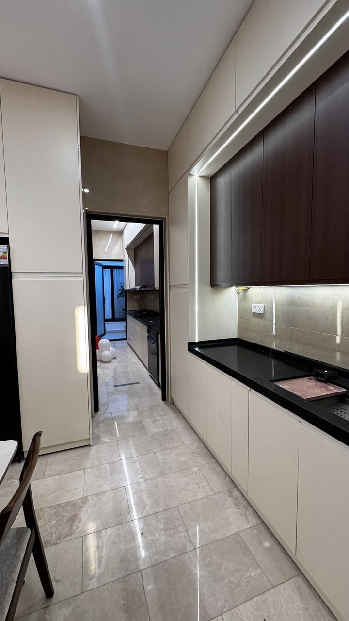 للباحثين عن التميّز والذوق الرفيع
في مجمع الريان السكني 🌟
في محافظة النجف الأشرف 

دار سكنية بمساحة 210 م²
تتكوّن من:
 • 4 غرف نوم بنظام سويت
 • صالة واسعة واستقبال أنيق
 • مطبخ حار وبار 
 • 4 صحيات وكراج وحديقة 

🔹 الدار مزوّدة بـ منظومة طاقة شمسية كاملة
🔹 كاميرات مراقبة لضمان الأمان
🔹 البناء طابوق جمهوري
🔹 الأساس صب كونكريت (رفت)
🔹 التنفيذ تحت إشراف كوادر هندسية متميّزة

✨ بسعر مغرٍ جداً ولمدة محدودة ✨ 

           ( لمعرفة السعر رقم 1 )

للأستفسار مراسلة الصفحة
 أو الاتصال على الرقم ***********

#محمد_العزاوي_للاستثمار_والتسويق_العقاري
#مكتب_البلال_للعقار
