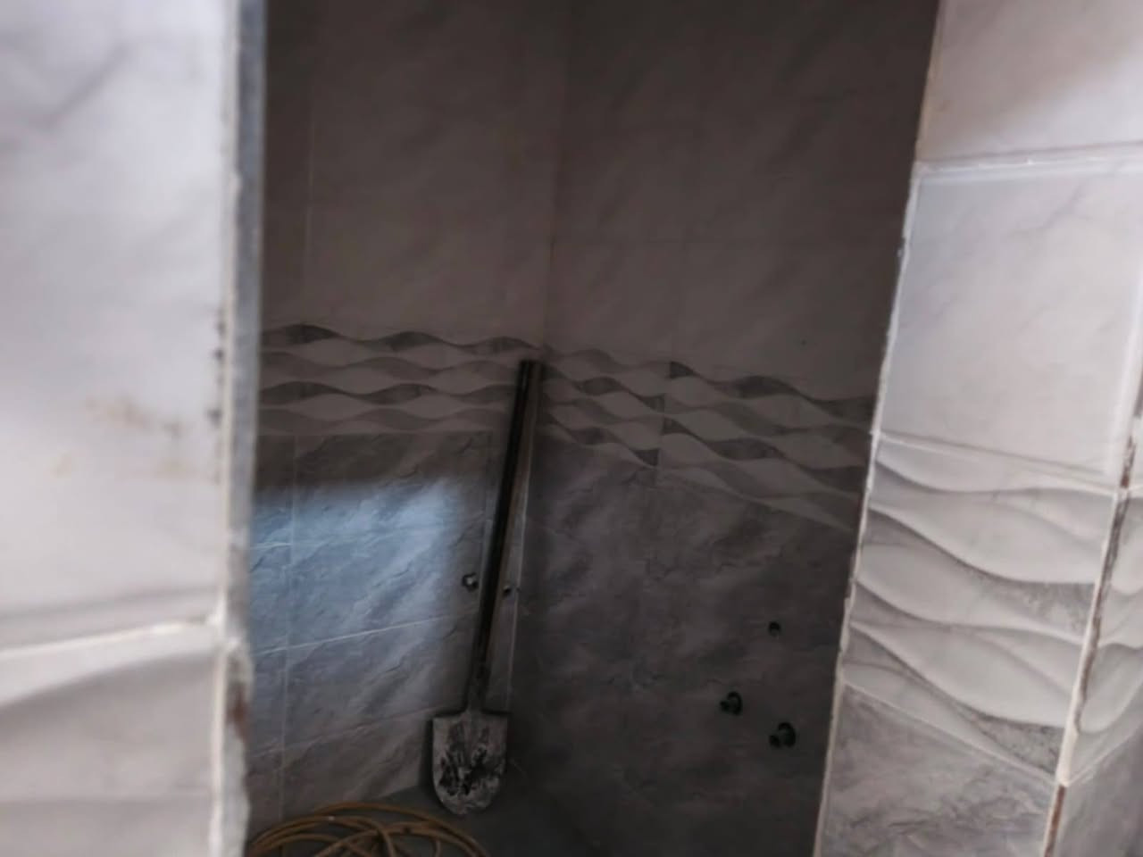 السلام عليكم واسعد الله اوقاتكم

يتوفر بيت للبيع  
#طابو ملك صرف زراعي عراقي وكاله ونسخه من الطابو  ولملاك موجود حي يرزق

مساحة البناء 200م
 
 بيت الركن 
يحتوي البيت على 
3 غرف  5×4
ديوان 8×4
مطبخ 5×4
هول 3×5
صاله 8×5
صحيات داخلي وخارجي
كراج سياره
وحديقه مرتبه 
 البيت بي مساحه ترك 
#البناءجديد 2026 درجه اولى وجاهز من كلشي  منطقه هدوئ ومتوفر بيها جميع  
 الخدمات ماء كهرباء مدارس قريبه مستوصف سوك كافة الخدمات متوفره
البيت فارق وجاهز للسكن 
البيت يقع على شارع 10م  اناره الشارع كله

#العنوان : بصره ابي الخصيب كوت ثويني ////   قريب على صيدلية كوت ثويني //
البيت يبعد عن الشارع كوت ثويني التبليط100م 

( السعر  135  وبي مجال )
***********
