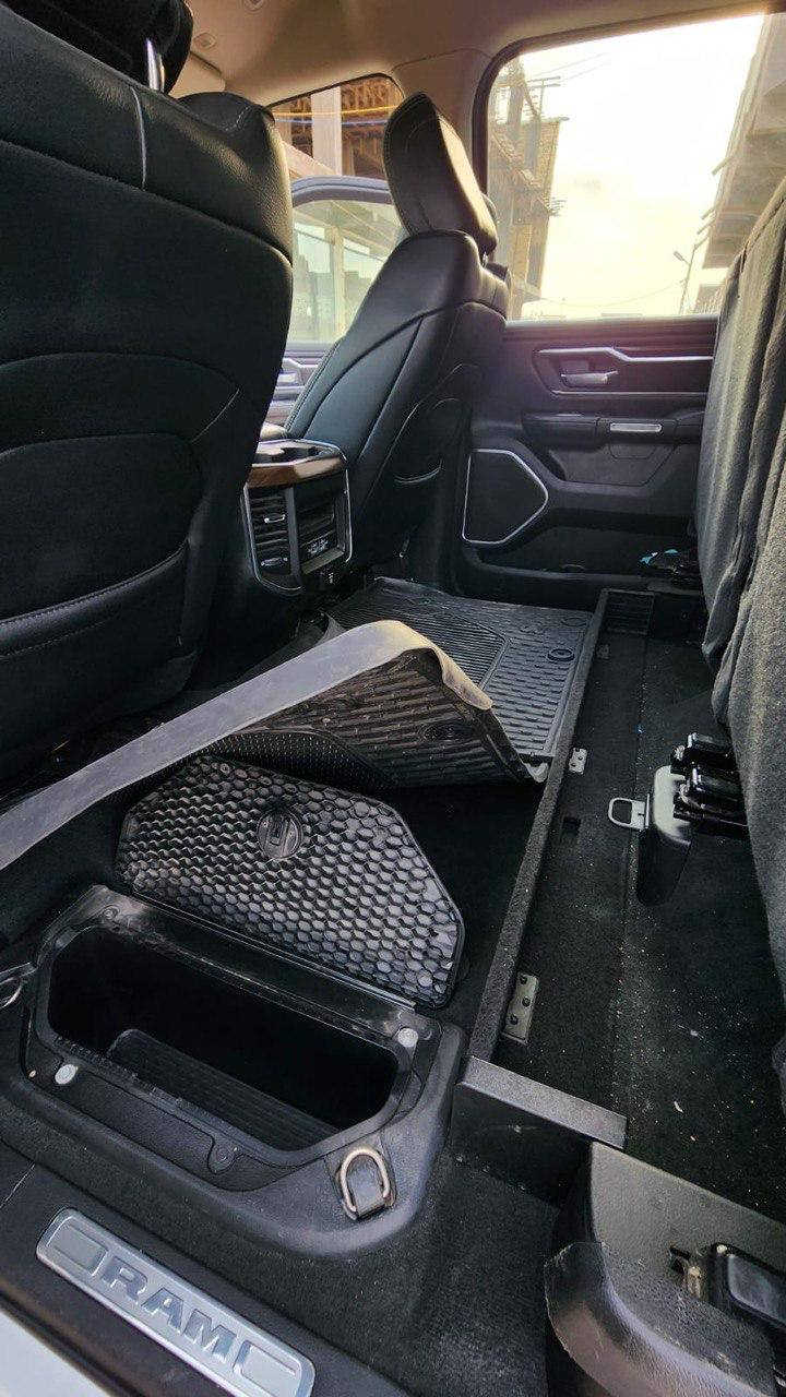 ‏2022 RAM 1500, LARAMIE مستعجل عالبيع بسعر معقول 
محرك ٨ سلندر ٥٧٠٠ 
دفع رباعي
باب طويل بدي قصير (المرغوب) 
السيارة جدا نظيفة ما ناقصها شي 
حدادية و تبريد و مكينة و گير كلة ١٠/١٠ 
صيانة دورية للسيارة دهن مكينة اصلي فلاتر كلها موبار وكالة
 البانزين محسن او سوبر 
البدي مغلف بكفر سعرة ٣٠٠$ 
تايرات السيارة جدد
مواصفات السيارة  
تدفئة و تبريد كشنات / تدفئة ستيرن / سستم سماعات Alpine / حساسات امامي خلفي / مرايا تعتيم + هيتر/ المقاعد جلد و كنتارا / شحن لاسلكي / كراسي كهرباء و بعد هواي مواصفات

السعر علق بكلمه تم وسيصلك مباشره بالرد الالي

رقم السيارة اربيل بأسمي 
مكان السيارة السماوة رقم هاتف صاحب السياره متوفر واتساب  غير متواجد على الفيسبوك 
***********
