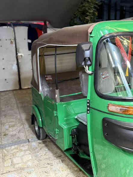 السلام عليكم 
للبيع 22 شهر11مضلع اخت زيرو رقم وسنويه تحويل ثاني يوم مباشر كفاله عامه مكينه وكشر بعدهي ع وضع لشركه كهربائيات شغاله تخم تاير جبلي اصلي دوشمه كوستر تراي زيرو العنوان الشماعيه الكفائات رقم 📱 ‏***********
