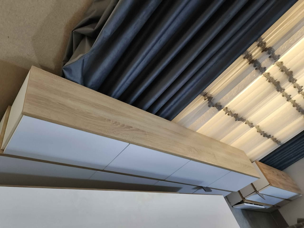 مێزی تیڤی بە ڕەنگی ساجی و سپی بە هەردوو شێوازی هەڵواسین یان قاچی هەبێت دوو مەتری نرخی 75 هەزارە
مەترو نیوی نرخی 60 هەزارە گڵۆپی لیدی پێوەیە و گەیاندن و هەڵواسین تەنها 5 هەزارە بۆ ناو شاری سلێمانی لە بەکرەجۆم
*********** Singapore
