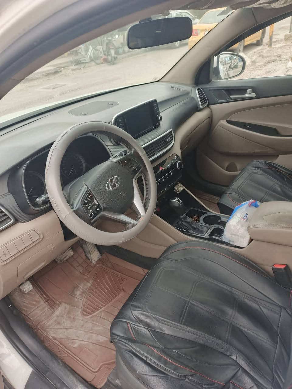 السلام عليكم 
سيارة توسان موديل 2020خليجي فول 
بيها سونار موضح في الصور 
الهاتف:***********
العنوان:بغداد الحرية 
السعر:15وبيها مجال
