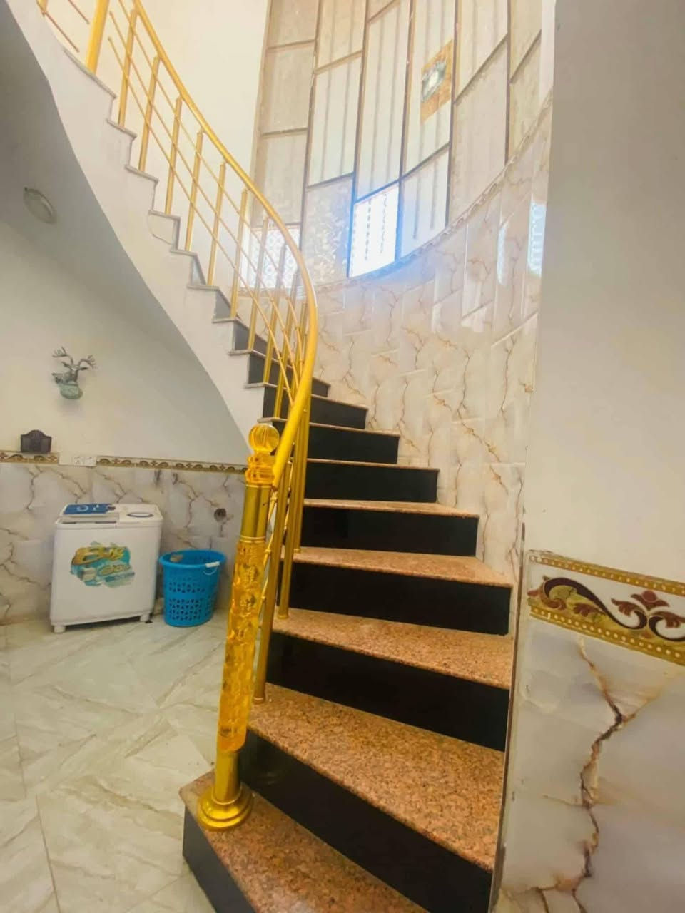 سلام عليكم
بيت للبيع المساحة 250طابقين طابو صرف البناء طابوق بالكامل  السقف مسلح 

موقعه قرب اعدادية كوثا للبنين مقابل الصبات الكونكريت ركن ع شارعين 

الطابق الاول يحتوي ع غرفتين وصاله واستقبال ومطبخ وصحيات خارجيه وداخليه 

الطابق الثاني يتكون من غرفه وصاله 

للاستفسار اكثر الاتصال ع الرقم ***********
