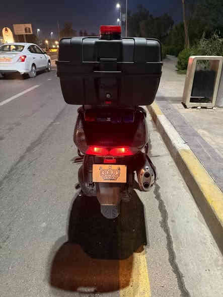 سلام عليكم اخوتي الطيبين سلفر ونج بوليسي 400 دراجه كفاله عامله من كلشي صارلي شهر ونص من اخذتها من رمبه دراجه وكاله وعليها درع امامي خلفي والدرع الخلفي اني فاتحه ضامه بلبيت والشراي بيه خير ويدلل وسعر خاص بسبب النفوس الضعيفه ومع احترامي للزينين مكاني بغداد وهاذا رقمي *********** للعلم الدراجه ماشيه فقط 16 الف يعني رمبه الدراجه
