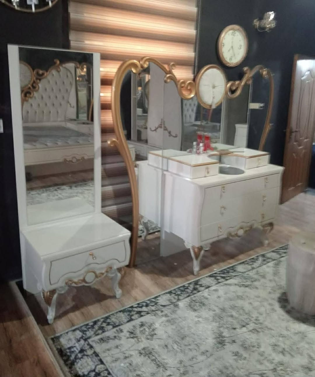 ماخذتها ب٣ ملايين مستخدمتها قليل جدا جنت مسافرة مبيها شخط

الميز تواليت الجام الوسط لد شمسي
الجرباية لدات بالجام الي باطراف الجرباية 

جربايه بيها ميز بالاطراف (٣ قطع)
كنتور
ميز تواليت
مرايا
ميز 
يعني 
٧ قطع
 عنوان كوت حي الجامعه  السعر مليون ونص بمجال الشراي  بالحقيقه بعد احلى مظلومه ب والصور


**إذا كنت صاحب هذا الإعلان وتريد حذفه لأي سبب، رجاءا أرسل رسالة إلى الدعم الفني**