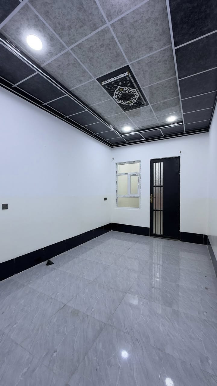 السلام عليكم 

دار للايجار في حي السماح الثانيه طابق ارضي
غرفه وهول واستقبال 
سعر ٢٥٠

مكتب صفوان السنجاري 
‏***********
***********
