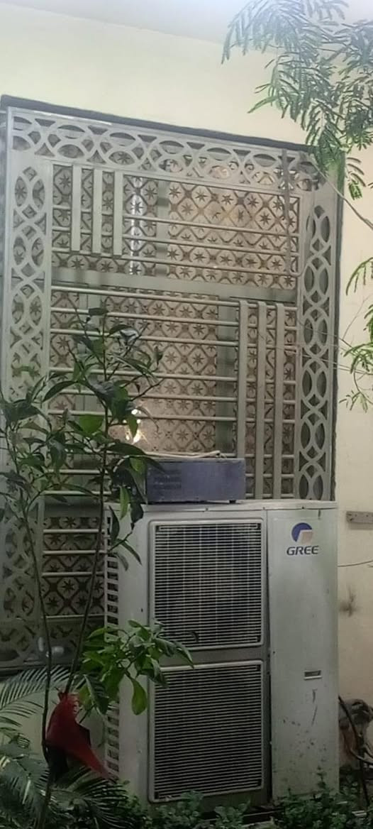 سم الله الر حمن الرحيم   توفر دار للبيع في البلديات حي التجار محله 728. مقابيل الأمن العام ثالث بيت عن الشارع العام فرع نافذ الي بل قرب من مدخل القوات البيت مساحته 240م 
الواجه 7.5نزال 32 البيت يحتوي على 
الطابق الأول 
1- يحتوي على كراج وحديقه 11م مع صحيات ومغاسل خارجيه 
2-استقبال 10*4
3-مطبخ بارد 6م مطبخ حار 
4-صاله كبيره+منور كبير
5-حمام +صحيات3.5*25
6-ترك خلف البيت العرض 6النزال 1.5
7-غرفه نوم كبيره سويت 6.5*4غربي
8-ارضيه البيت مرمر
الطابق الثاني
غرف نوم عدد3 واحده سويت نفس مساحات الطابق الأرضي يحتوي على بلكونه عدد2 واحده كبيره مطله عل شارع  معلومه مهمه الطابق الثاني يحتاج على بياض وكاشي
الطابق الأخير 
يحتوي على سطح عدد 2 مطبك شتايكر درجه اوله +بيتونه 10*7.5+شباك مطل عل قنات وه شقق زبونه
البيت بسعر خيالي جداً بسعر ارض والمكان مايتعوض فول هنيئن ليأخذه  ال استفسار الاتصال على الرقم ***********
