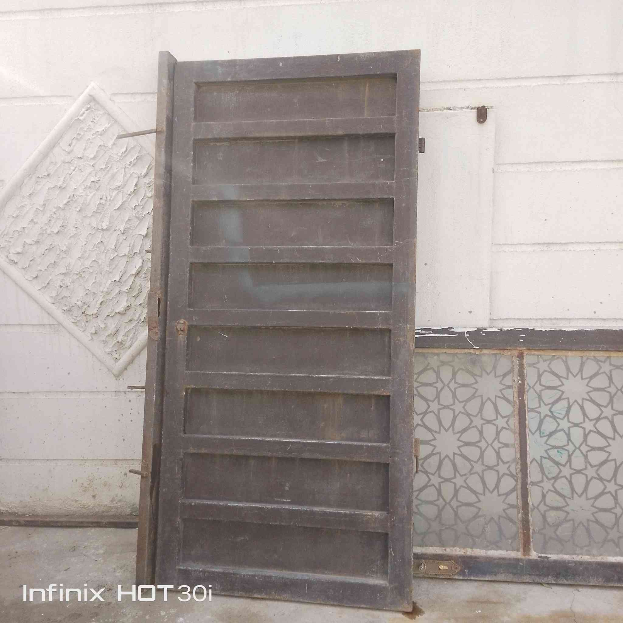 باب خدمي للبيع حديد ثقيل. نوع الحديد شخاطه . فقط يريد صبغ.
سعره 75 الف 
اتصل ..***********
