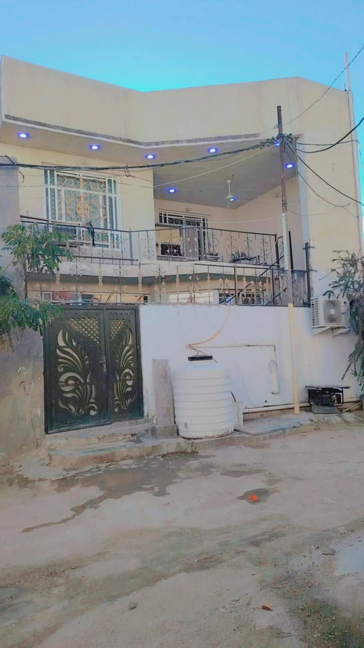 بيت حديث طابقين بمساحة 120متر سند 25 اقرار محكمه مباشر بأسم المشتري يحتوي ع 3 غرف نوم مع صاله واستقبال ومطبخ عدد2 مع مجاميع صحيه عدد3 -- العنوان كربلاء شارع السيده زينب شارع ابو ماشه خلف مطبخ العتبه بسعر 90 للاستفسار ***********
