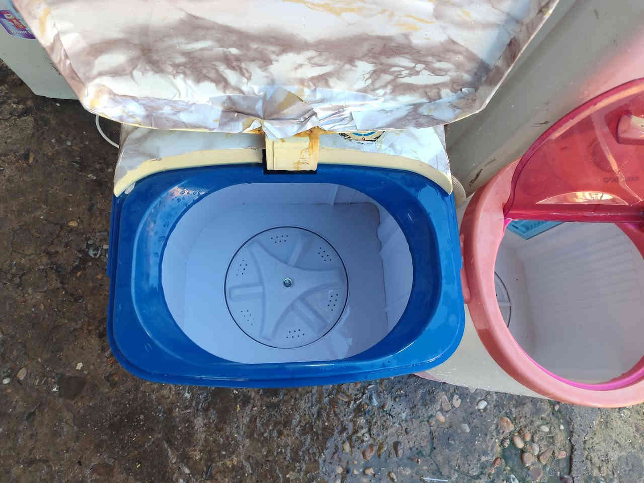 اغراض للبيع كلو نضيف وضع شركه غسالات ثنين وحده بس غسل وحده تنشيف وغسل مجمده 16 قدم فرن كهربائي حجم 36 لتر مستعمل شهرين وتلفزيون جنرال حجم 32 كلو وضع شركه للأستفسار راسلني علخاص او اتصل ***********//***********
