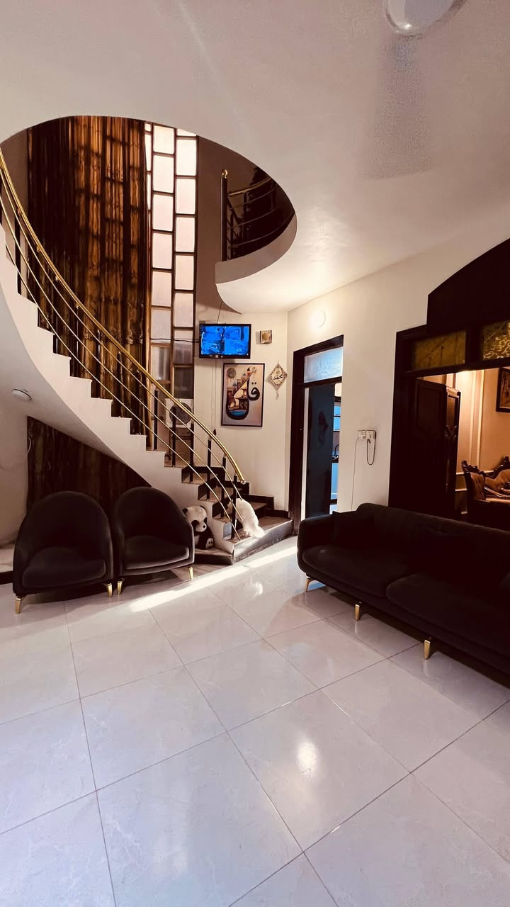 🏡 دار سكن للبيع 
 العنوان : ام الخيل الثالثه -- قرب مدرسة قطر الندى
📐 المساحة: 150 متر
↔️ الواجهة: 7.5 متر

🏠 الدار طابقين بناء كونكريت
✨ يحتوي على:
▪️ 3 غرف نوم
▪️ صالة
▪️ استقبال
▪️ مطبخ
▪️ مجمع صحي عدد 2

✅ تصميم مرتب ومناسب للعوائل
✅ موقع هادئ وسكن ممتاز
المراجعة 
     ♦️♦️♦️مجموعة باسم الشمري♦️♦️♦️
      ♦️♦️للاستثمار والتطوير العقاري♦️♦️
الفرع الاول/بغداد،القادسية،قرب مجمع الوزراء
الفرع الثاني/الديوانية،الجزائر ،الشارع الخدمي،مقابل تقاطع أم الخيل
للأستفسار الاتصال على📲
قسم المبيعات 📠
***********📱
***********📱 
📲 حمّل تطبيق باسم الشمّري العقاري الآن من Google Play:
👉 [https://play.google.com/store/apps/details?id=com.basemShamry.app](https://play.google.com/store/apps/details?id=com.basemShamry.app)
🍏 قريبًا على App Store
