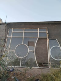 واجهة زجاجية • نقشة هندسية • مستعملة