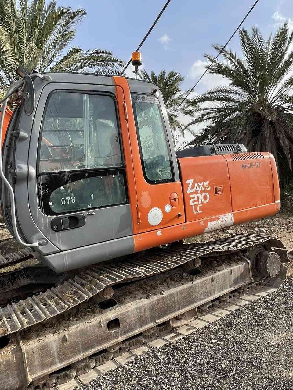 للبيع حفاره هيتاشي210LC مكفوله  وضع شركه وجاهزه للعمل سعر اتصل***********
