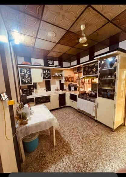 السلام عليكم دار للبيع طابو صرف المساحه 200 متر طابقين يحتوي على 4 غرف نوم ومطبخ 2 وصحيات 3 واستقبال 6/8 وكراج سيارتين ملاحضه الطابق الثاني مفصول عن الاول يعتبر بيتين العنوان شارع 80 جهت النجف براس الفرع سونار ابو الصوف السعر 200 مع المجال للاستفسار ***********
