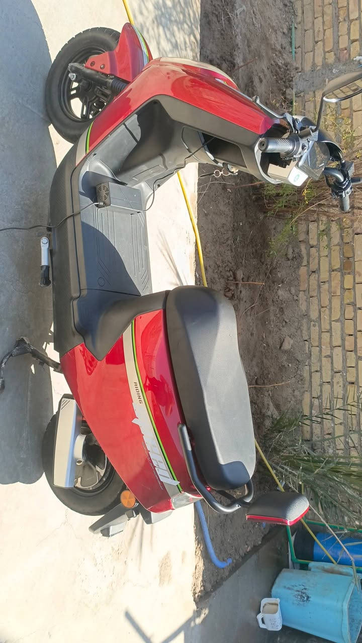 سلام عليكم دراجه شحن للبيع 
حجم 150
لون احمر كهربائيات كلها شغاله لايت عالي وناصي اشاره دبل اشاره هورن لايت نهاري وليلي وجنطه جبيره تكفي غراضك 
شاحنه والجامات الجانبيه كلها موجوده 
3 نمرات الاوله 65 والثانيه 75 والثالثه 85 سرعتها تطول شحن من 4-5 ساعات وتمشيك هواي خير من الله مستعمله شهرين الدراجه باسمي وكل الاوراق موجوده مكاني طويريج شارع العام وحدي لحد دور الحجر اجيك لو لشارع 40
بيها رجوع للخلف تتحمل وزن من 120-150 الدراجه حلوه وناعمه
سعرها ب545 وبيها مجال للطيبين كلش هواي
للاستفسار علا مراسله ماسنجر لو واتساب علا هذا الرقم  ***********
