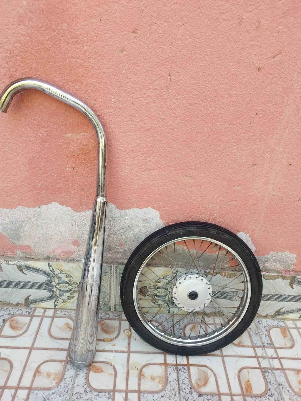 سلام عليكم غراض للبيع نضاف كلج عنبار بس عوزه يده صالنصه نضيفه حيل بس برغي طاك بيها وماشه نضيفه ويل كامل بس تايره تعبان مكاني ناصريه مركز ***********
