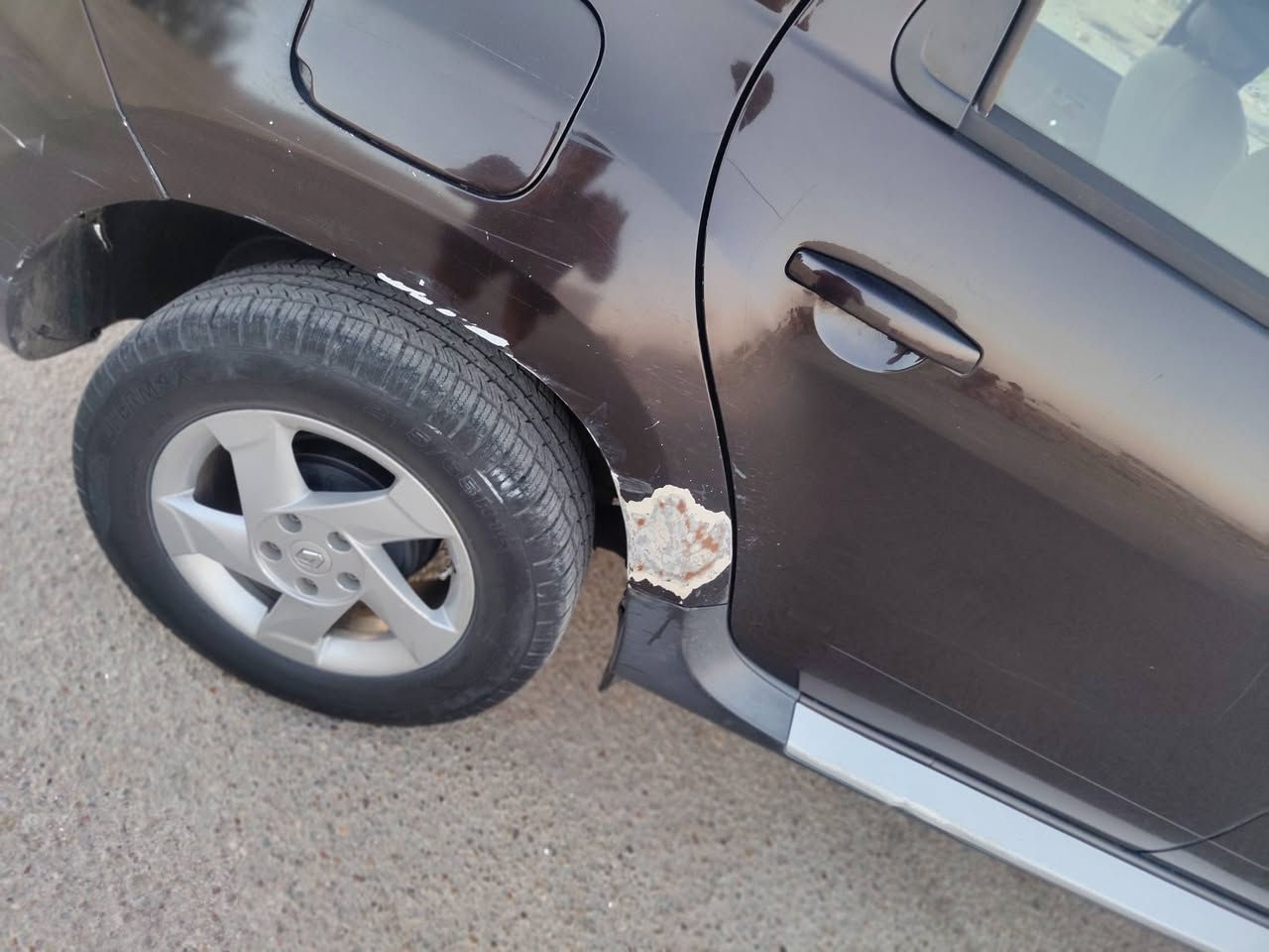 السلام  عليكم
رينو   داستر   موديل  ١٨   رقم  بغداد 
ماشيه  بحدود  ال ٨٥  
بيها   ضرر       باب خلفي  + شويه  مال  جاملغ   
وجاملغ  الامامي  كلهن   عكس   سايق  
ومبينات  بل   صور   
وعليها   منظومه  غاز        
تبريد  بحاله  جيده
كير  محرك   بحاله  جيده 
صدرها    جديد    كله    على ادينه  
سياره  بيها  كم ملاحظه   صغيره 

سعرها   ٩٠   وبيها  مجال
مكان بغداد  حي الاعلام
للاسفسار     
***********
