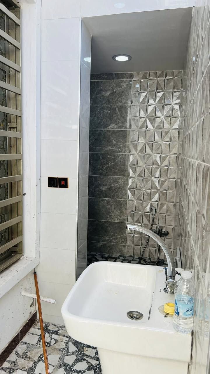 مشتمل. للبيع. مساحه. 75 متر.   بناء جديد وحديث.
غرفه نوم وصاله ومنور. واستقبال طابق واحد 

جاهز كل نقص مابي.تسليم مفتاح 
مغاسل 
خلاطات 
تانكي ماء.  
ماطور 
سخان 

حي النصر الشارع الاخير شارع الصوره قرب عياده سعد المضمد 
الاستفسار ***********
