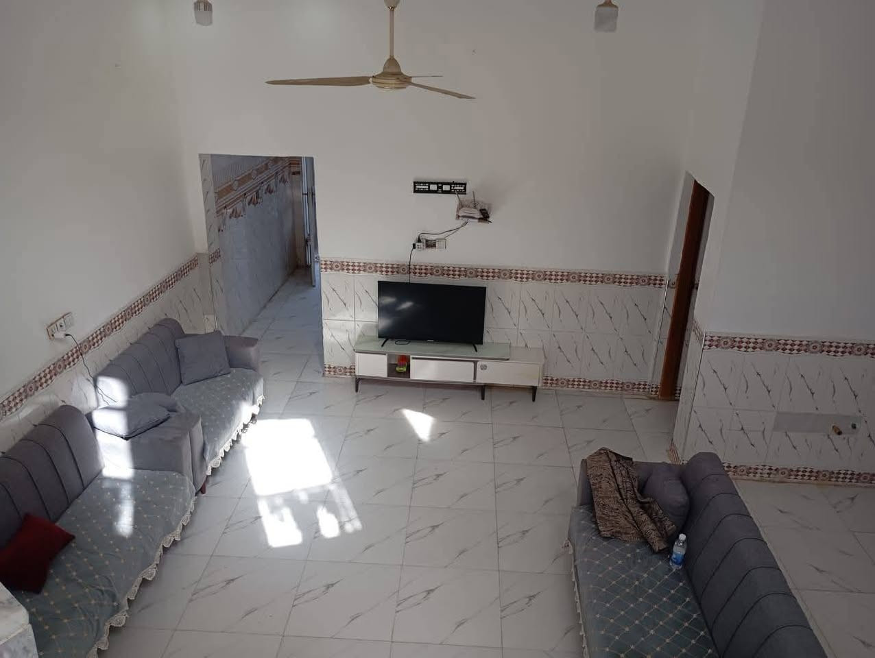سلام عليكم بيت زراعي مساحه 150بناء جديد صب متكون استقبال وصاله ومطبخ وحمام داخلي وغرفه طابق الاول وغرفه طابق الثاني وحمام طابق الثاني وثنين ممرات وصحيات خارجيات العنوان حي الجميعيه شارع الحولي قرب بيت ابو طرطش ***********
