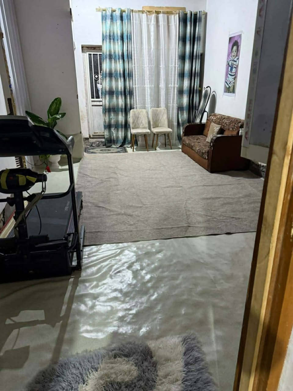 السلام عليكم يوجد بيت للبيع زراعي المكان الورداوي قريب ع شط المساحه 220 متر بناء طابقين درجة اولى طابوك كونكريت الطابق الأول يتكون من غرفتين وصالتين ومطبخ وصحيات داخليه وخارجيه وديوانيه وكراج سياره طابق الثاني يتكون من 4 غرف وصاله جبيره وصحيات وسطح السعر 155 وبيه مجال الاستفسار *********** امجد للعقار
