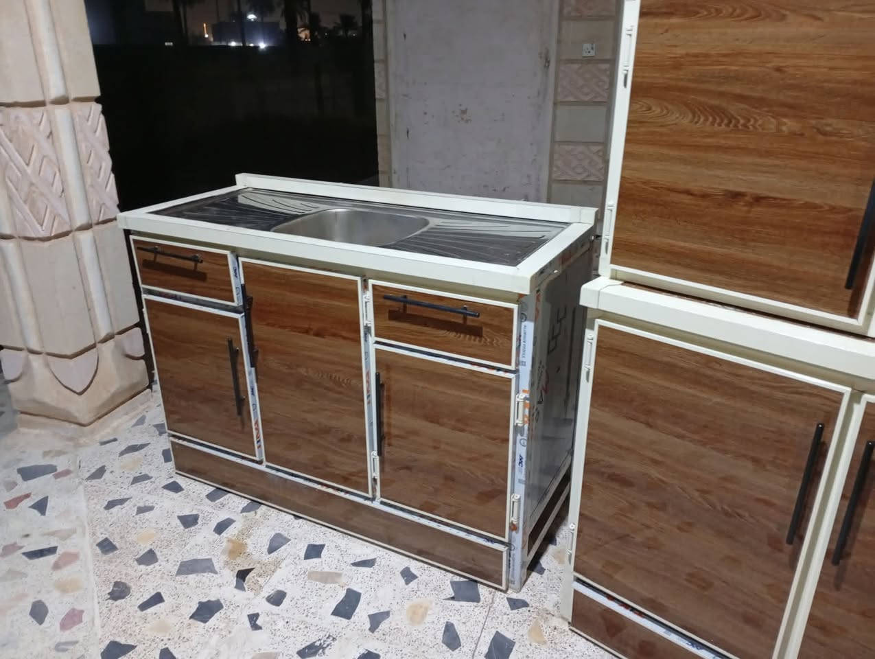 كاونتر مع ملحق وسنك 
الكاونتر طوله مترين ونص 
والسنك متر ونص 
نظيف مثل مو مبين بالصور 
المكان  التأميم 
الرقم ***********
