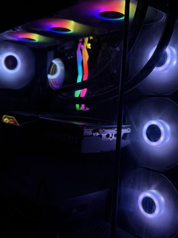 للبيع Setup Gaming كامل
- المواصفات:
Intel Core i7-14700F (14 جيل)
89 RTX 4070 SUPER 12GB
- RAM 32GB
H 2TB SSD + 2TB SSD
Gigabyte Motherboard
• Windows 11 Pro
تبريد مائي
الإضافات:
 مايك Audio-Technica احترافي
& HyperX Cloud III
Logitech G502 HERO
Razer BlackWidow V4 X RGB
Mousepad CYBEART
أداء بكل الألعاب بدون تقطيع
3.500.000 دينار عراقي
متوفر توصيل جميع محافظات العراق 
***********
