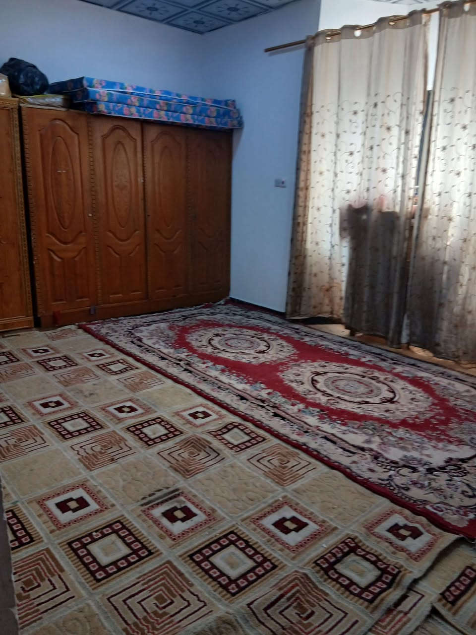 بيت طابقين بسم عراقي سند ٢٥ بناء شخصيه ٤ غرف الفيروزيه شارع ٧ منطقه هادئه ***********
