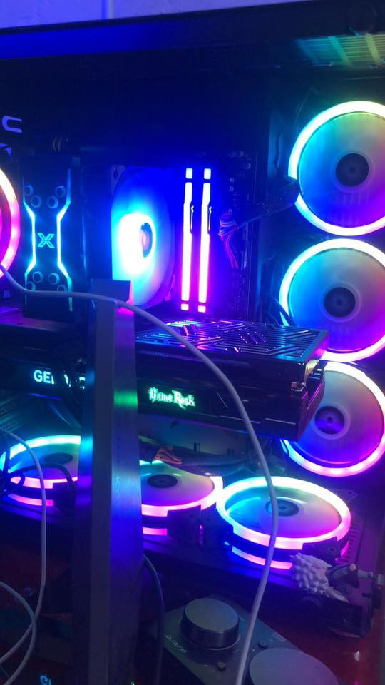 Setup PC Gaming كامل للبيع – جاهز للعب 1440p
تجميعة Gaming قوية ونظيفة جدًا، استخدام خفيف

مواصفات الـ PC:

• CPU: Ryzen 7 7700X
• GPU: RTX 4070 Ti
• Motherboard: Gigabyte B650X AX Gaming
• RAM: Fury DDR5 32GB (2×16) 5800MHz
• Storage: SSD M.2 3TB
• PSU: 850W Gold
• Case: Thermaltake
• Cooling: Thermaltake AIO 360mm (3 Fans)

🎮 الاستخدام: ألعاب 1440p بإعدادات Ultra

المرفقات ويّا التجميعة:
• شاشة 24" – 1080p – 60Hz
• شاشة Acer – 165Hz
• UPS Offline (2000VA)
• سماعة SteelSeries Nova 6 Wireless
• كيبورد Logitech نسخة League of Legends
• يد ألعاب Controller
• كاميرا EMEET S800 – 4K حقيقي
• مايك Fine A8
• ستاند للسماعة
• شاحنة وايرلس أصلية للتلفون – تشحن الساعة والموبايل سوا
• ماوس SteelSeries Aerox 3
• ⁠السعر مليونين و750

الحالة: شبه جديد
تنويه!!!!: المبرد امبدله محوله مائي

للاستفسار المراسله على الرقم او الاتصال 
0774 594 9593
