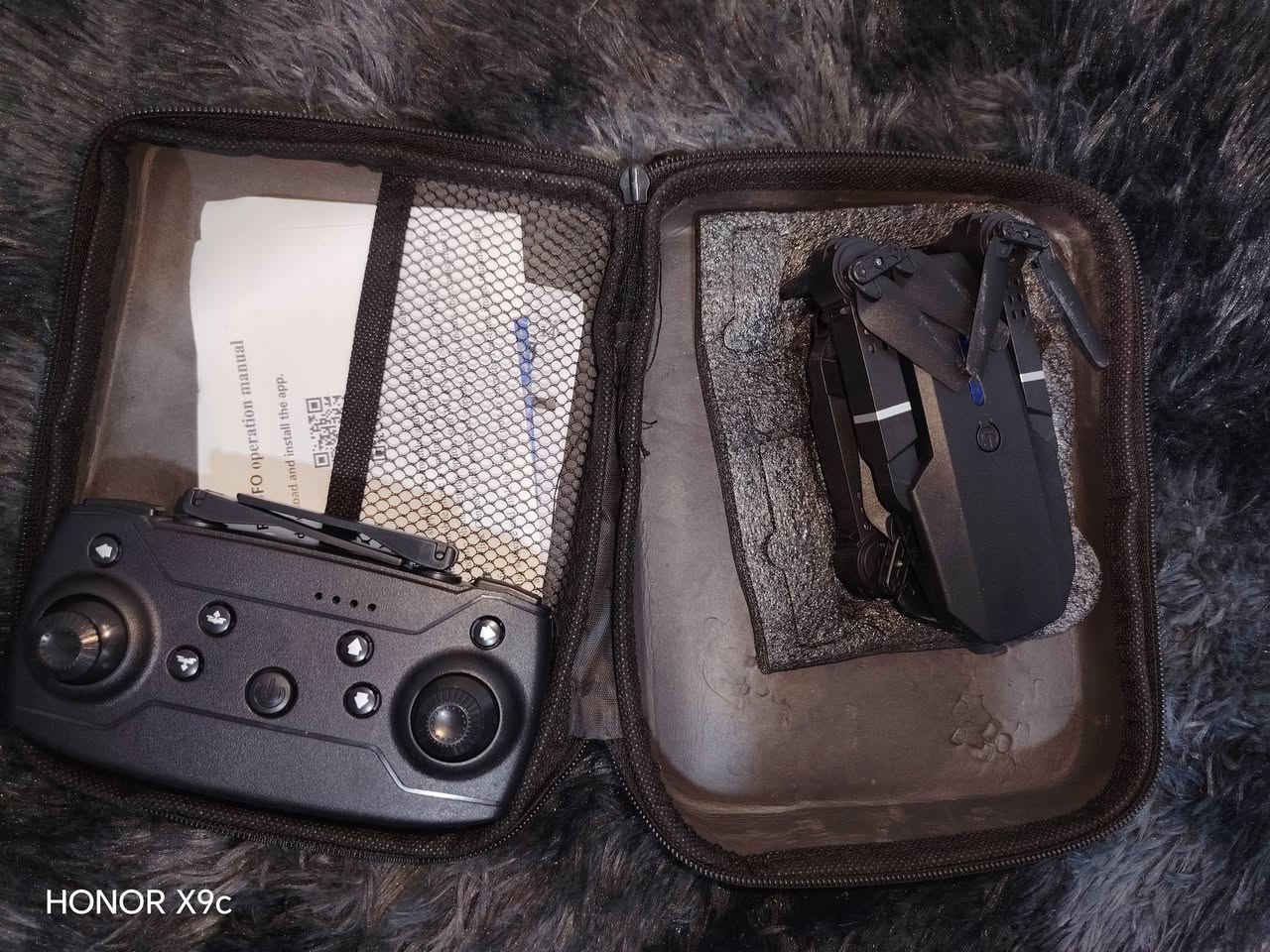 درون E88 وبيها تطبيق هم تنزله بالتليفون سعرها ٣٥ الف رقم الهاتف *********** واتساب
