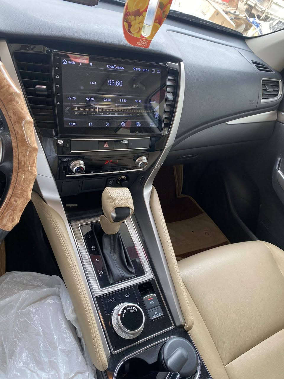 للبيع 
ميتسوبيشي باجيرو سبورت
 موديل 2020
 لون رصاصي فاتح
 مكينة 6 سلندر 3000 سي سي
 7 راكب ومقاعد جلد
 3 قطع تبريد
 فتحة سقف سلايد
 فورويل
 دفلوك
 اريل قرش نفيكيتر
 رادار أمامي
 شاشة جبيرة touch
 شفتات ستيرن
 تحكم ستيرن جهة واحدة
 حساس امامي وخلفي أصلي
 فول لد وزنون
 مانع إنزلاق وتراكشن إنحدار ومُثبت سرعة
 5 ويل كب
للاتصال
***********
