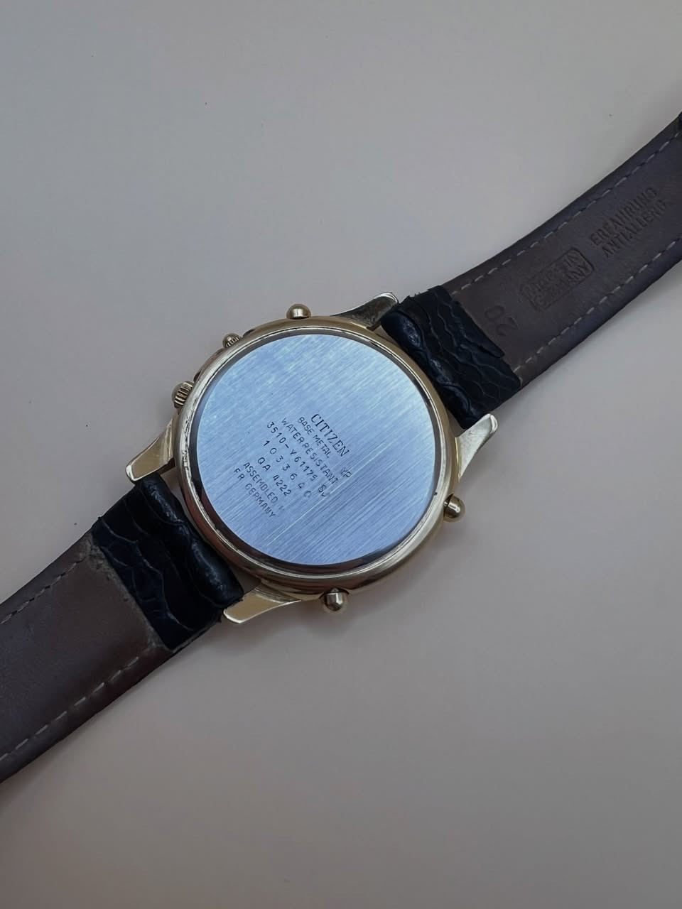 CITIZEN ALARM Vintage 1990
Movment Quartz CHRONOGRAPHE 
Bracelet Cuir Refait Haute Qualité 
Tout Fonctionne
En Bonne état


**إذا كنت صاحب هذا الإعلان وتريد حذفه لأي سبب، رجاءا أرسل رسالة إلى الدعم الفني**