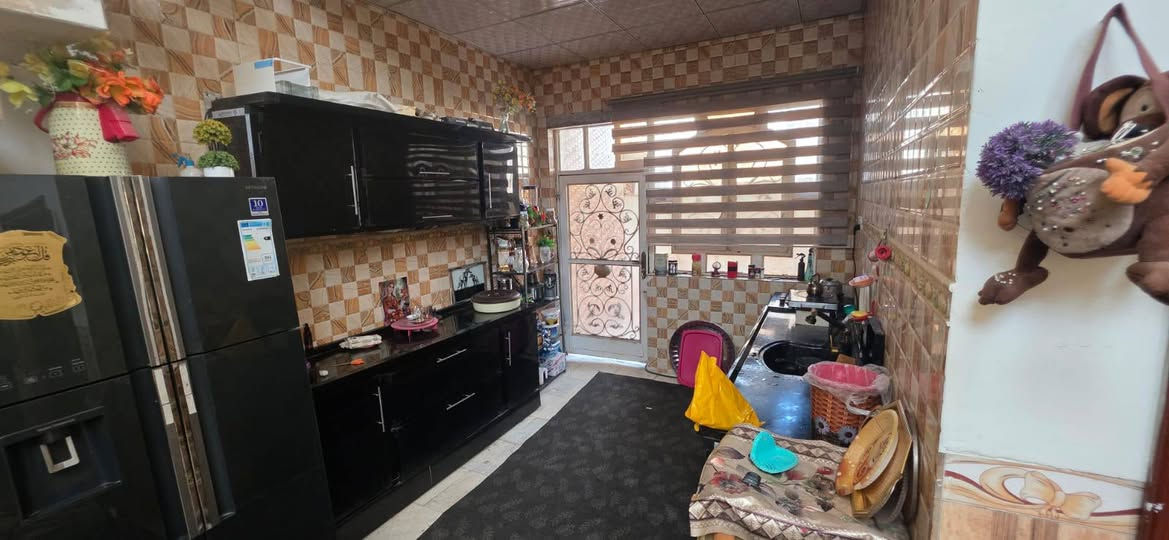 دار  لببيع  مساحه  150م الاساس  صب  البناء  طابوك  السقف  صب  طابقين  يحتوي على 4غرف  وصاله  وستقبال  ومطبخ  وصحيات  داخليه  وخلرجيه  الدار  جاهز  فول  شارع  المطار  القديم  للسعر  خاص  الاستفسار  ابى الرقم  ***********
