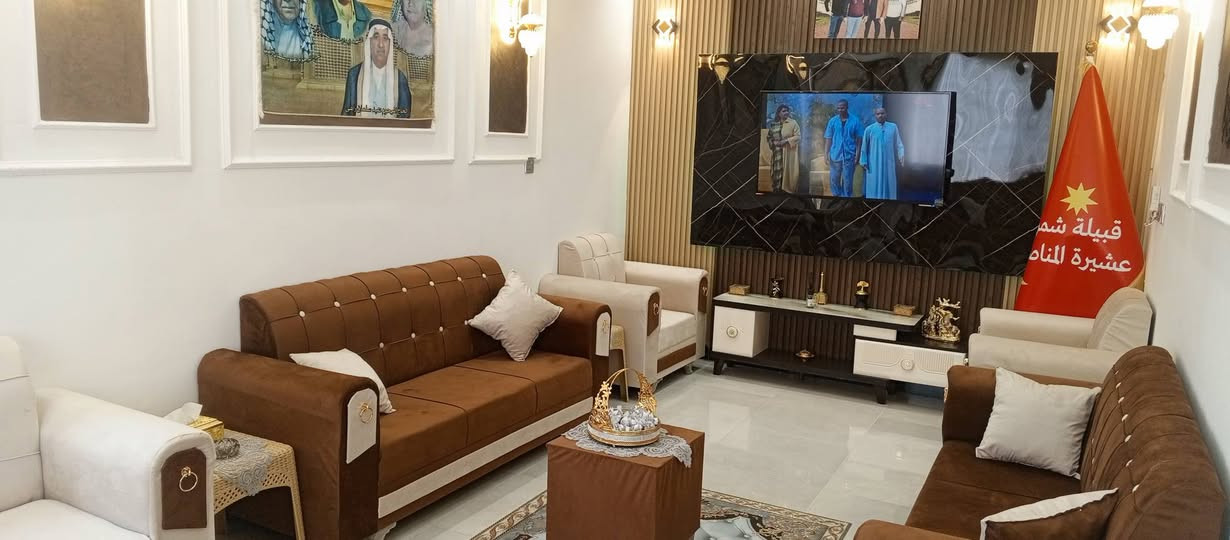‏دار للبيع المدائن سلمان باك المساحه355 متر الواجه 17 متر ونزال 21 زراعي علئ 117 بناء 100متر غرفتين نوم واستقبال وصاله وصحيات وكراج يكفي لثلاث سيارات وحديقه الدار بناء طابوق وبلوك 
علما ان الدار بناء قديم وترميم جديد من الداخل فقط
السعر 110 وبيه مجال بسيط للشراي
‏خلف مشتل السعاده وخلف البانزيخانه شارع المهندسه سحر ***********
‏
