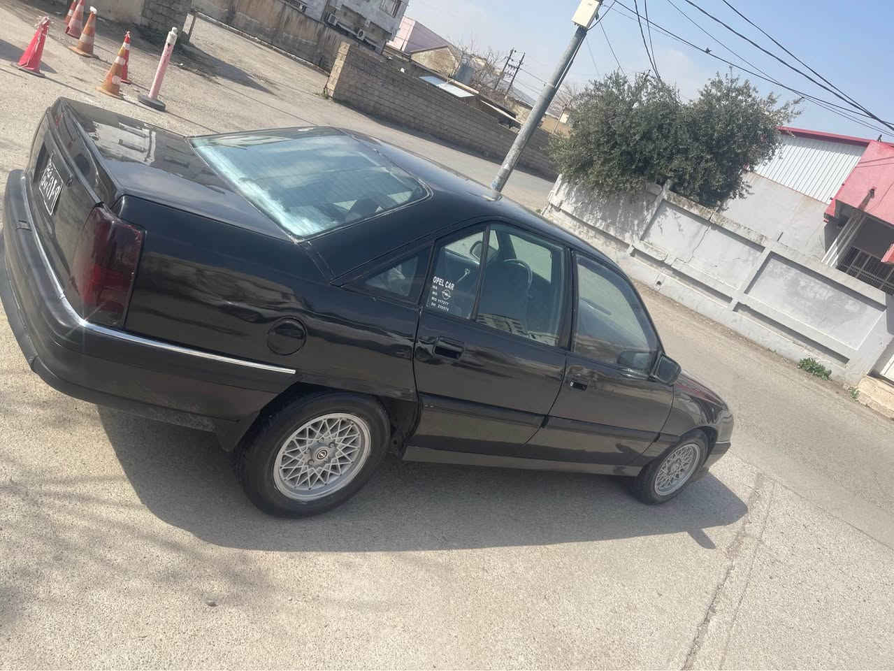 ئۆپڵ ئۆمیگا 
مۆدێلی ١٩٨٩یە كامل كراوەبە ١٩٩٣ تاقم وایەرە ئەقل و پێشی دوای هەموو گۆراوە بە ١٩٩٣ 
سەیارەكە تازە تەعمیرە هەموو گیانی بەشەرت ئیش ئەكا 
سەیارەكە نوقسانی نیە بەشەرت مالی دۆستە هەوشتیم گۆریوە بێ نوقسانیە 
مالی دۆستە 
سعری ٢٨ گەڵا 
*********** السليمانية, العراق
