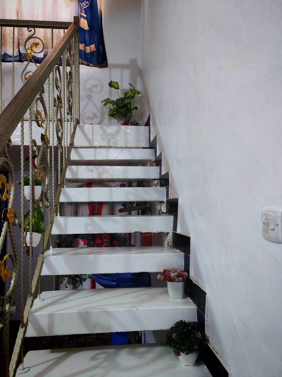 بيت مساحته 200متر العنوان كريطعه قرب ملعب سلام شوارع عريضه وقريب جسر الجديد حاليا مقابيله شارع40متر
البناء بلوك بيت مرتب يتكون من غرفتين كلدور صاله مطبخ مجمع صحيات كامل مع كراج وحديقه بناء مرتب
طابو زراعي سند25
مكتب وعقارات الوارث
***********
