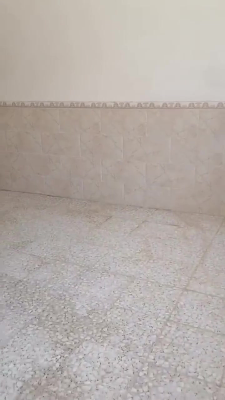 السلام عليكم
بيت للبيع أو الإيجار  المساحة البيت 200متر والايجار 250
متكون من مطبخ وصالة وهول داخلي وغرفتين وصحيات 
العنوان حي الحكيم الشاعر الوائلية نزلت الأخوي المكان بصف البيت الركن وقريب على الشارع العام وشارع تبليط 

للاستفسار  + ***********
