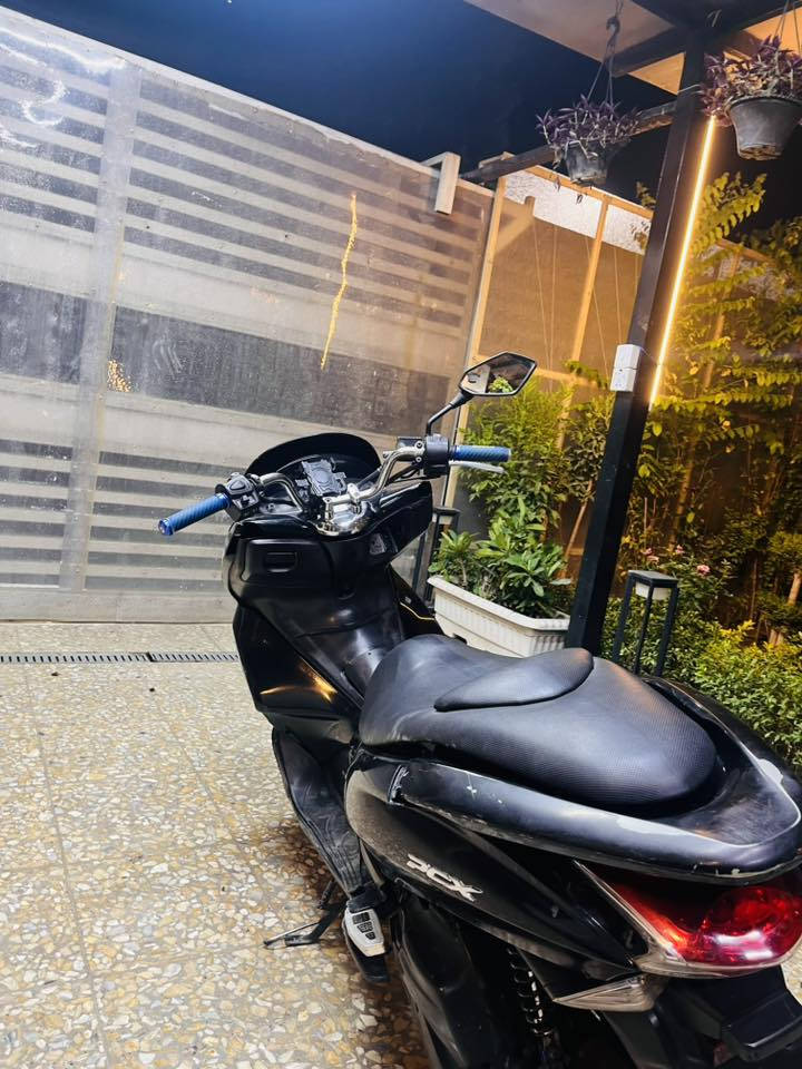 السلام عليكم
Pcx جيب اول ياباني jf
محرك 125 سيسي 
الدراجةنكرة شرط تفحصها وتروح 
بيها كلج امامي تعبان والكفرات بيها ملاحظات 
مكانها بغداد 
بغداد الجديدة
السعر950 وبيها مجال
***********
